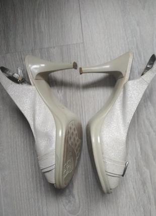 Белые бежевые блестящие босоножки на каблуке с ремешком3 фото