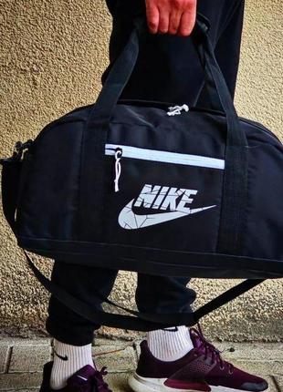 Nike чоловіча спортивна сумка - універсальний формат для спорту, залу та поїздок