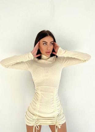 Женское приталенное платье мини, с затяжками, бежевое3 фото