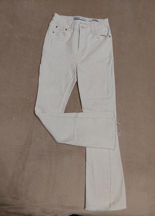 Базові молочні джинси кльош на високій талії білі джинсові штани bershka бежеві кільош у стилі zara2 фото