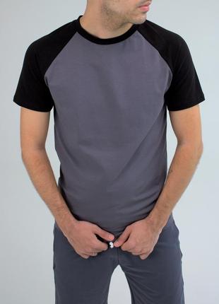 Мужская серая футболка с коротким черным рукавом