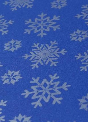 Папір пакувальний "сріблясті сніжинки на синьому" новорічний крафт (рулон 8м*70см)3 фото