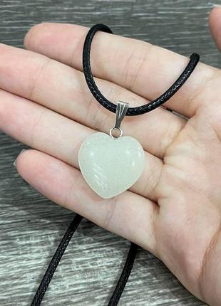 Оригинальный подарок девушке - кулон из натурального камня оникс в форме сердечка на шнурочке в коробочке3 фото