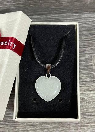 Оригинальный подарок девушке - кулон из натурального камня оникс в форме сердечка на шнурочке в коробочке5 фото