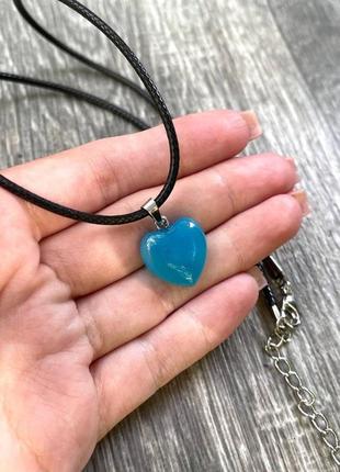 Подарунок дівчині - натуральний камінь блакитний агат кулон у формі міні сердечка на шнурочку в коробочці2 фото