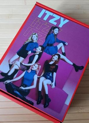 Коробка итзи itzy маленька червона1 фото