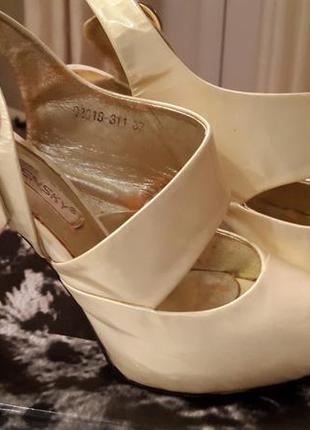 Продам золотистые босоножки, р.36 польша