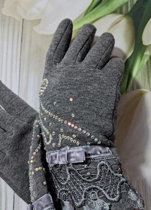 Осенние трикотажные перчатки со стразами4 фото