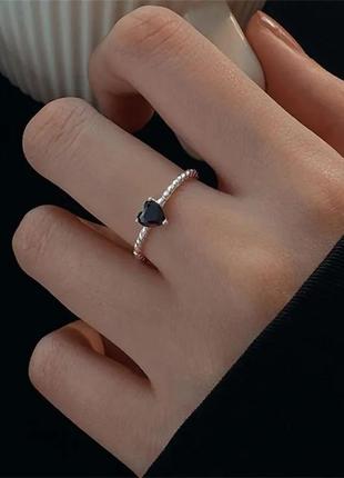 Кільце сріблясте кручене камінь чорне серце каблучка кольцо з сердечком1 фото