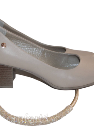Стильные кожаные полномерные туфли-лодочки в бежевом цвете2 фото