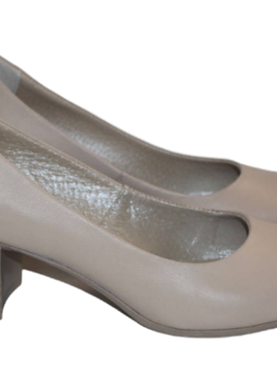 Стильные кожаные полномерные туфли-лодочки в бежевом цвете3 фото