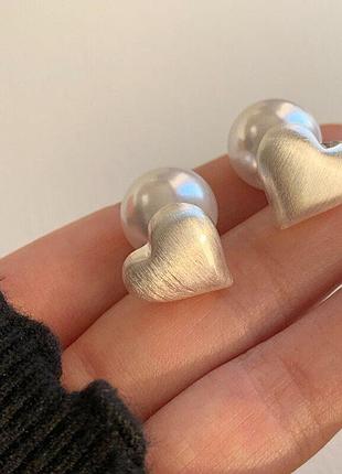 Серьги-пусеты матовое сердце, нарядные сережки с большой жемчужиной-застежкой, серебряное покрытие 925 пробы