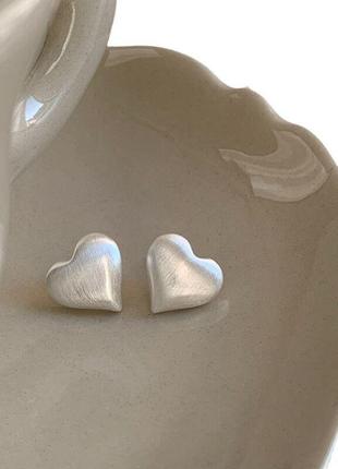 Сережки-пусети матове серце, нарядні сережки з великою перлиною-застібкою, срібне покриття 925 проби4 фото
