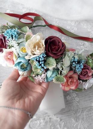 Венок на голову обьемный высота 10см цвет марсала с голубым с розами и зеленью1 фото