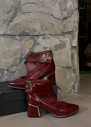 Ботильйони туфлі на підборах італійські  каблуки лодочки нові брендові шкіряні лаковані золоті черевики на каблуках
