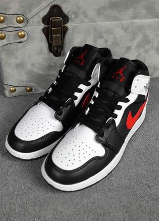 Женские кроссовки nike air jordan 1 retro white black red черного с белым и красным цветами3 фото