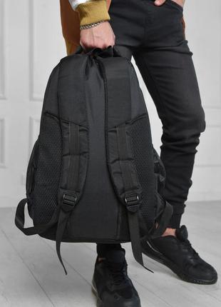 Рюкзак черного цвета с рисунком