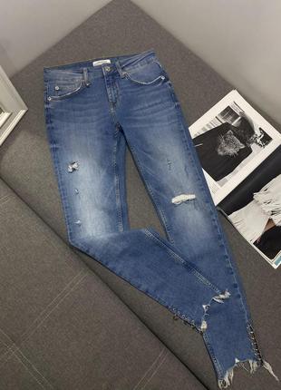 Крутые джинсы с подертостями и декоративными кольцами от zara