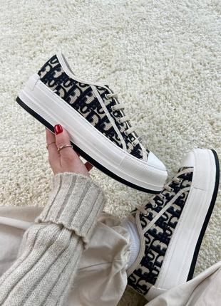 Жіночі кросівки топ🏜️