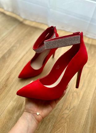 Красные туфли со стразами на каблуке