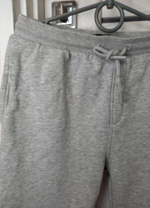 Серые демисезонные осенние весенние теплые спортивные штаны на флисе джогеры для мальчика 11 лет8 фото