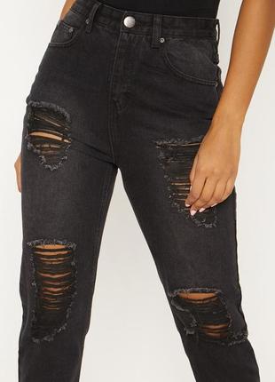 Черные джинсы mom с рваными отворотами от prettylittlething3 фото