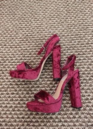 Бордовые велюровые босоножки steve madden