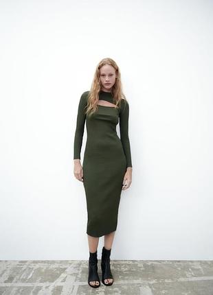Трендовое платье миди в рубчик с вырезом от zara, размер xs-s