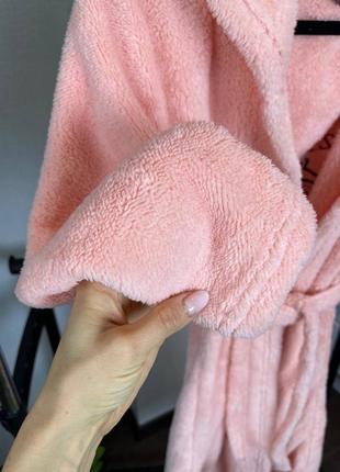 Коралловый теплый махровый халат с капюшоном с вышивкой4 фото