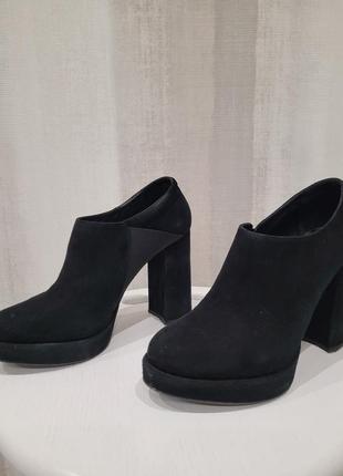 Осенние замшевые черные туфли на каблуке2 фото