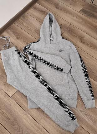 Спортивный костюм