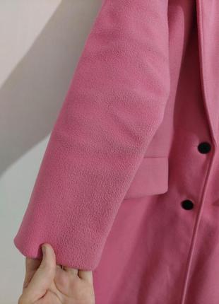 Женское пальто розового цвета, присутствуют незначительные потертости4 фото