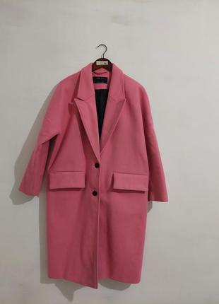 Женское пальто розового цвета, присутствуют незначительные потертости