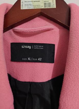 Женское пальто розового цвета, присутствуют незначительные потертости3 фото