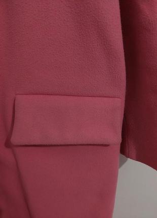 Женское пальто розового цвета, присутствуют незначительные потертости6 фото