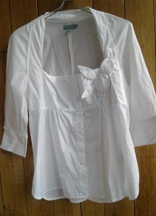 Нарядная блуза из тонкого хлопка-батиста со стилизованным цветком -бутоньеркой1 фото