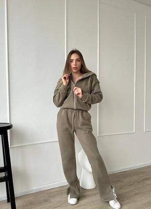 Костюм з трендовими розрізами 🔥