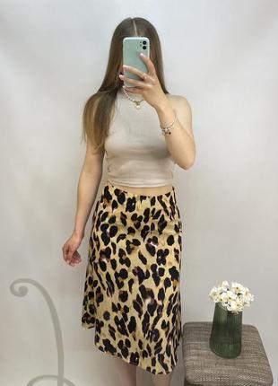 Актуальная миди юбка в анималистичный принт леопардовая сатиновая юбка9 фото