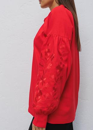 Жіноча червона вишиванка з червоними квітами гладдю на рукавах2 фото