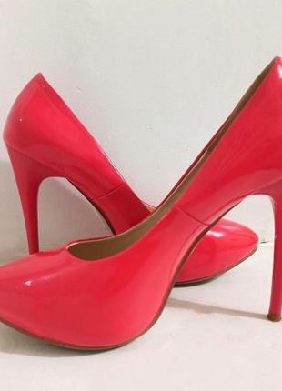 Туфлі з лакованої шкіри estrella на шпильці червоні 38