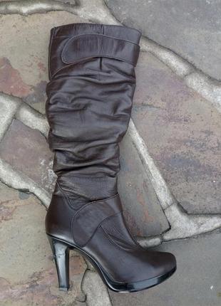 Женские сапоги на каблуке. коричневые2 фото