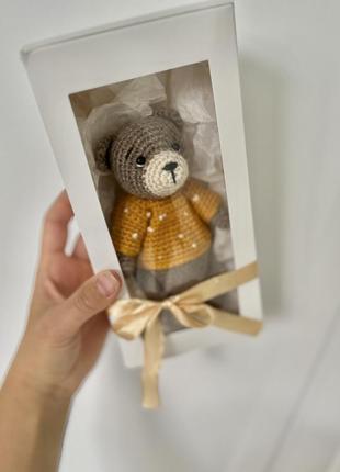 Ведмедик в кофтинці іграшка ручної роботи вʼязана гачком8 фото