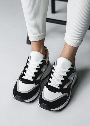 Елегантні чорно-білі кросівки