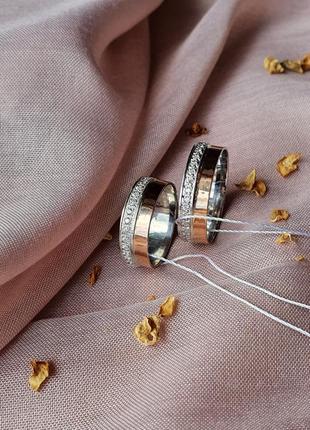 Серебряное обручальное кольцо с золотыми накладками и фианитами