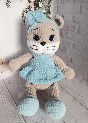 Вязаная игрушка кошечка