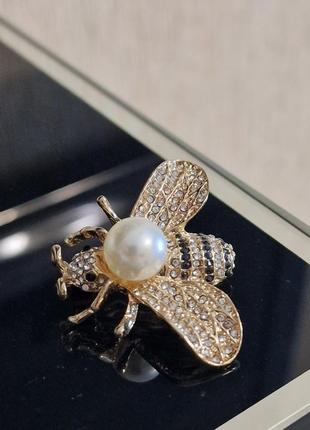 Гарна брошка у вигляді бджілки зі штучною перлиною, ідеальний стан1 фото