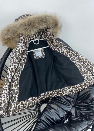 Зимний костюм с мехом енота до -30 мороза тигровая куртка и черные брюки8 фото