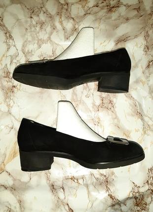 Черные замшевые туфли на низких каблуках9 фото