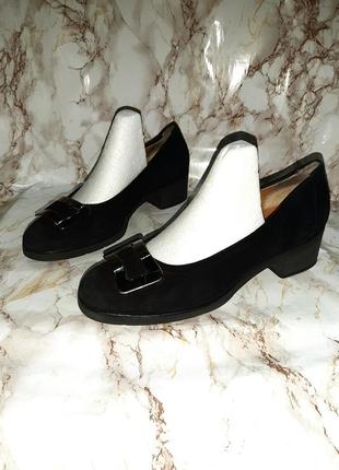 Черные замшевые туфли на низких каблуках7 фото