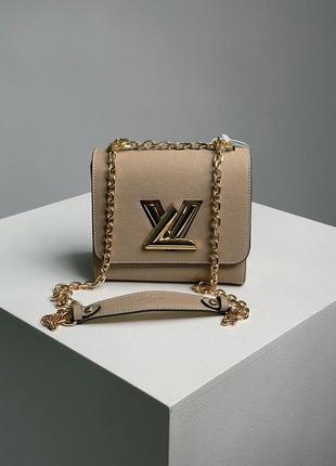 Бежевая маленькая сумочка из золотого лого louis vuitton